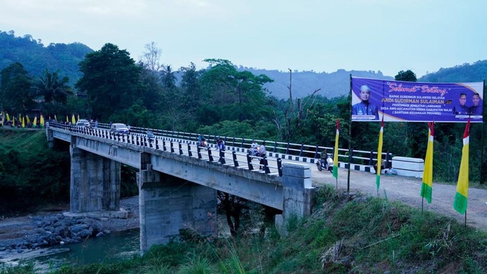 Gubernur Sulawesi Selatan (Sulsel) Andi Sudirman Sulaiman meresmikan Jembatan Lanrange di Kabupaten Wajo.