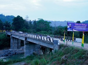 Gubenur Sulsel Resmikan Jembatan Lanrange Wajo, Warga Tak Lagi Pakai Rakit