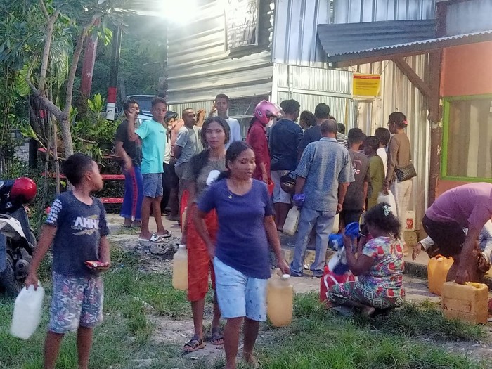 Warga Labuan Bajo antre membeli minyak tanah pangkalan minyak tanah Norma Yati Komplek SPBU Wardun Pasar Baru, Labuan Bajo, Sabtu (12/11/2022). Foto: Abrosius Ardin