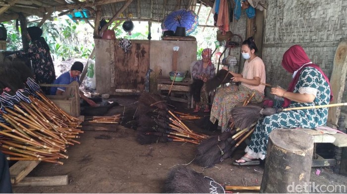 Warga Purwakarta membuat kerajinan  dari daun pohon aren