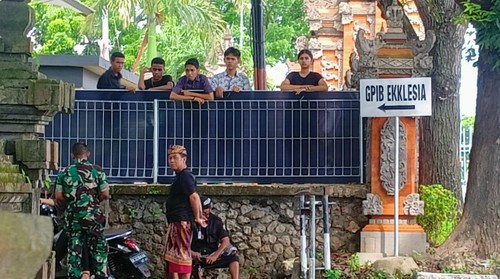 Warga terlihat menunggu kedatangan G20 di Terminal VVIP Bandara I Gusti Ngurah Rai, Badung, Bali, Minggu (13/11/2022).