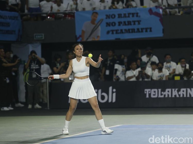 Tampilan Seksi Wulan Guritno di Lapangan Tenis