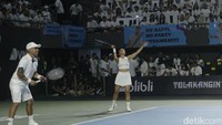 Aksi enerjik Wulan Guritno menambah keseruan dari lapangan tenis.  Foto: Noel/detikHOT