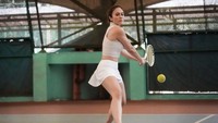 Wulan Guritno menjadi salah satu artis yang belakangan diketahui menyukai hobi tenis. Di tengah kesibukannya, Wulan diketahui baru memulai hobinya 3 bulan lalu dan berlatih 2 minggu sekali. (Instagram @wulanguritno)