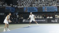 Pertandingan tenis Wulan Guritno bersama Gading Marten berlangsung sengit, dengan memenangkan game ketiga dan membuat skor sementara 2-1.  Foto: Noel/detikHOT
