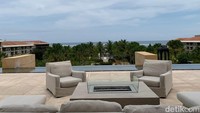 Salah satu hotel bintang 5 di Bali ini bernuansa asri dengan pemandangan langsung menghadap ke tepi pantai.