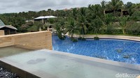 Kolam hias bertebaran di sana-sini menambah sejuk suasana hotel. 