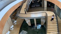 Di tengah lobi utama, ada tangga estetis meliuk yang bisa dijadikan spot foto.