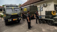 Sejumlah personel TNI AD juga disiagakan.