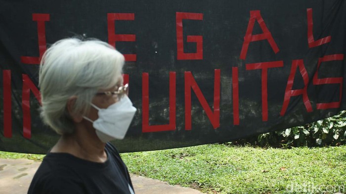 24 Tahun Tragedi Semanggi I, Mahasiswa Tabur Bunga Sejumlah mahasiswa menggelar aksi tabur bunga di Universitas Atma Jaya, Jakarta, Senin (14/11/2022). Aksi ini merupakan peringatan 24 tahun Tragedi Semanggi I.