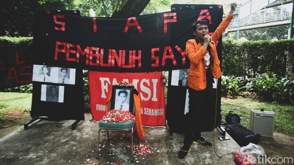 24 Tahun Tragedi Semanggi I, Mahasiswa Tabur Bunga