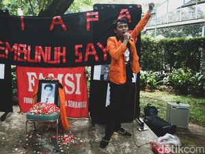 24 Tahun Tragedi Semanggi I, Mahasiswa Tabur Bunga