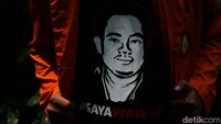 Selain mengenakan almamater mahasiswa juga nampak mengenakan baju #sayawawan.