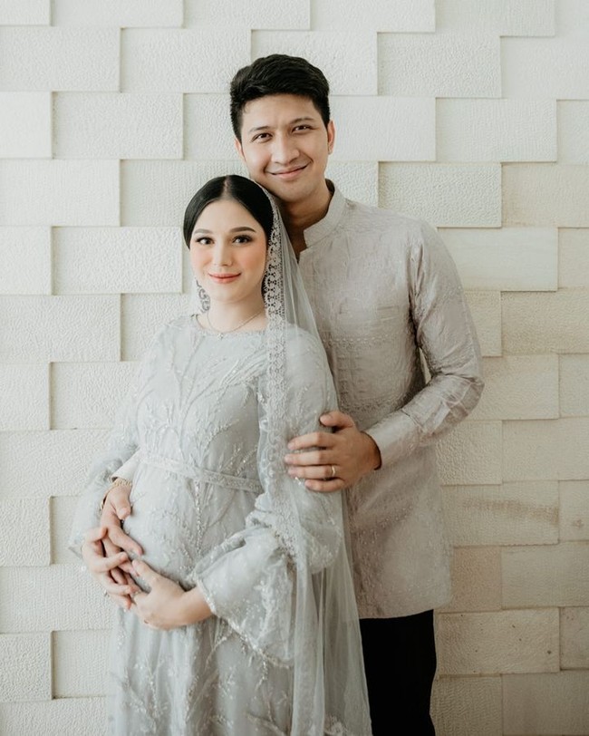 Aditya Zoni pertama kali mengenalkan Yasmine Ow sebagai kekasihnya melalui video QnA di kanal YouTube pribadinya pada tahun 2021. Aditya mengaku bahwa dialah yang terlebih dahulu mengirimkan DM kepada Yasmin untuk berkenalan. Foto: Instagram @yxsmine.ow