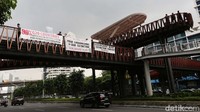 Sejumlah aktivis menggelar aksi di JPO Pinisi, Jalan Sudirman, Jakarta, Senin (14/11/2022).