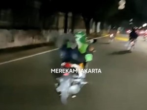 Kelakuan Ojol Ugal-ugalan Bawa Motor Bak Superman