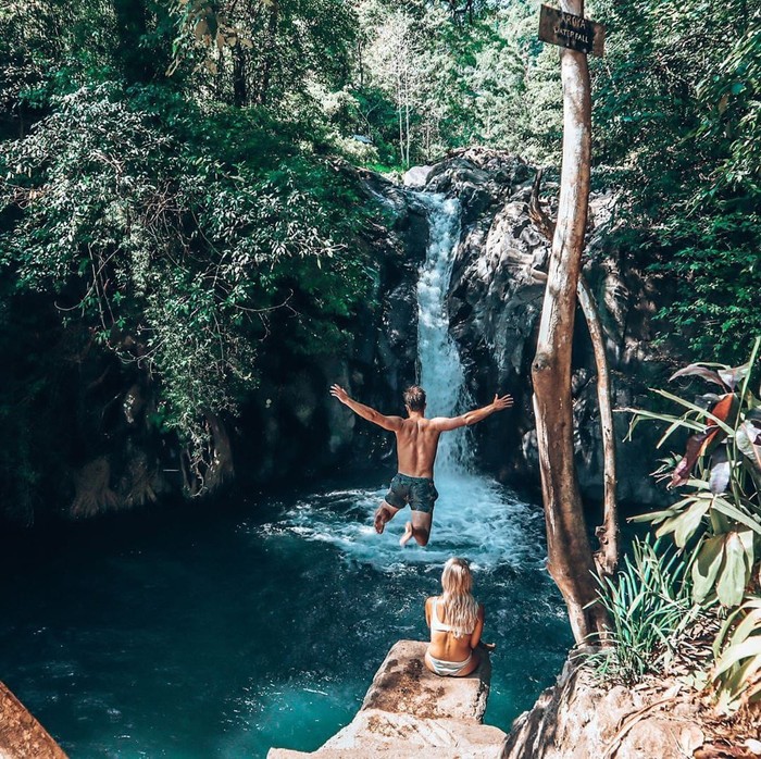 Aktivitas jumping di Air Terjun Kroya Desa Sambangan, Kecamatan Sukasada, Kabupaten Buleleng, Bali, Minggu (14/11/2022).