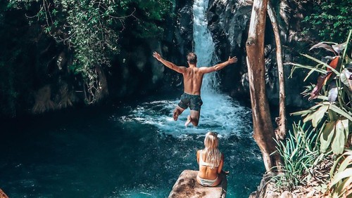 Aktivitas jumping di Air Terjun Kroya Desa Sambangan, Kecamatan Sukasada, Kabupaten Buleleng, Bali, Minggu (14/11/2022).