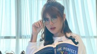 Angela Lee kemudian jadi bagian Happenink Tatto yang berada di Pantai Indah Kapuk selama empat bulan belakangan. (Foto: dok Instagram)