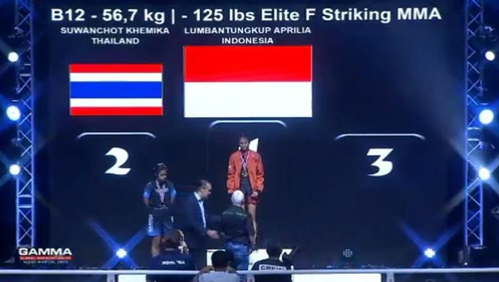 Aprilia Eka Putri saat menerima medali