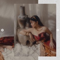 Penampilan Ariel Tatum itu kian menawan dengan pulasan makeup natural dan lipstik berwarna nude. Rambut panjang hitamnya pun tampak dibiarkan terurai dengan rapi. Foto: Instagram/@arieltatum