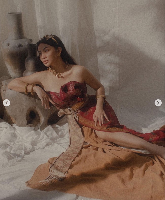 Penampilan Ariel Tatum berbalut songket dan tenun Bali itu pun langsung banjir beragam pujian netizen. Ada yang menyebutnya sebagai wanita paling cantik di Indonesia, sementara yang lain memuji penampilannya yang bak bidadari. Kamu adalah perempuan paling cantik di negeriku indonesia kamu lah yang no 1 ariel, komentar salah seorang netizen. Masya Allah Bidadari di dunia nyatta, tambah netizen lain. Foto: Instagram/@arieltatum