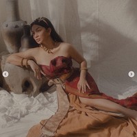 Penampilan Ariel Tatum berbalut songket dan tenun Bali itu pun langsung banjir beragam pujian netizen. Ada yang menyebutnya sebagai wanita paling cantik di Indonesia, sementara yang lain memuji penampilannya yang bak bidadari. Kamu adalah perempuan paling cantik di negeriku indonesia kamu lah yang no 1 ariel, komentar salah seorang netizen. Masya Allah Bidadari di dunia nyatta, tambah netizen lain. Foto: Instagram/@arieltatum