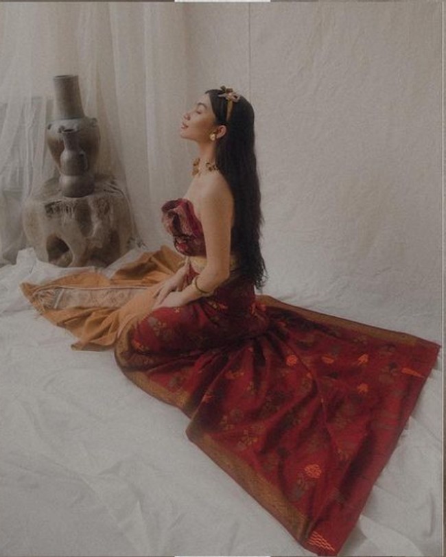 Di keterangan fotonya Ariel mengungkapkan jika busana yang dikenakannya itu berasal dari Indira Laksmi Bali. Pada suatu pagi, dibalut karya @indiralaksmi_bali. Tercipta “KINARI”, simbol keabadian cinta yang digambarkan dengan wujud burung surgawi. Konon katanya, berwajah cantik khas wanita Indonesia, dengan berbagai talenta seni budaya. Dalam balutan songket dan tenun Bali ini, semoga tercipta pula pribadi yang senantiasa mewangi, serta memancarkan cahaya cinta dan kasih yang hadir dari dalam diri, tulis keterangan dalam unggahan Ariel. Foto: Instagram/@arieltatum