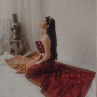 Di keterangan fotonya Ariel mengungkapkan jika busana yang dikenakannya itu berasal dari Indira Laksmi Bali. Pada suatu pagi, dibalut karya @indiralaksmi_bali. Tercipta “KINARI”, simbol keabadian cinta yang digambarkan dengan wujud burung surgawi. Konon katanya, berwajah cantik khas wanita Indonesia, dengan berbagai talenta seni budaya. Dalam balutan songket dan tenun Bali ini, semoga tercipta pula pribadi yang senantiasa mewangi, serta memancarkan cahaya cinta dan kasih yang hadir dari dalam diri, tulis keterangan dalam unggahan Ariel. Foto: Instagram/@arieltatum