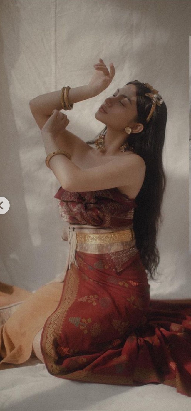 Dalam foto-foto yang dibagikan terlihat Ariel Tatum tampil cantik mengenakan busana yang didominasi warna merah. Penampilannya itu juga dilengkapi dengan aksesori seperti gelang, kalung, anting, dan hiasan kepala. Foto: Instagram/@arieltatum