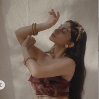 Dalam foto-foto yang dibagikan terlihat Ariel Tatum tampil cantik mengenakan busana yang didominasi warna merah. Penampilannya itu juga dilengkapi dengan aksesori seperti gelang, kalung, anting, dan hiasan kepala. Foto: Instagram/@arieltatum