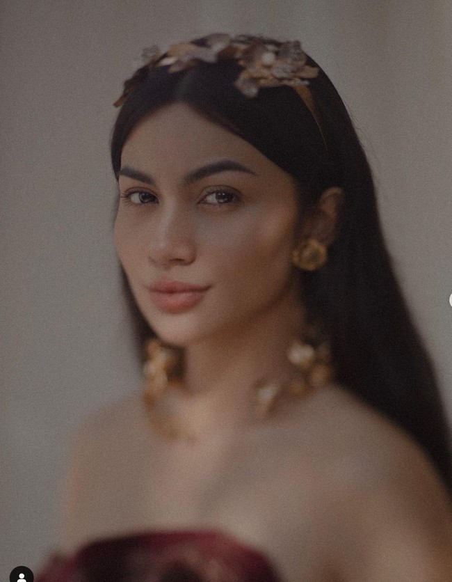Melalui akun Instagram pribadinya Ariel Tatum terlihat membagikan pemotretan terbarunya menggunakan kain songket dan tenun Bali. Pesonanya pun berhasil menghipnotis para netizen hingga membuat unggahannya panen pujian. Foto: Instagram/@arieltatum