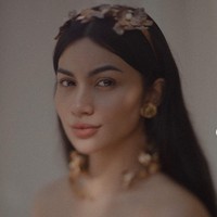 Melalui akun Instagram pribadinya Ariel Tatum terlihat membagikan pemotretan terbarunya menggunakan kain songket dan tenun Bali. Pesonanya pun berhasil menghipnotis para netizen hingga membuat unggahannya panen pujian. Foto: Instagram/@arieltatum