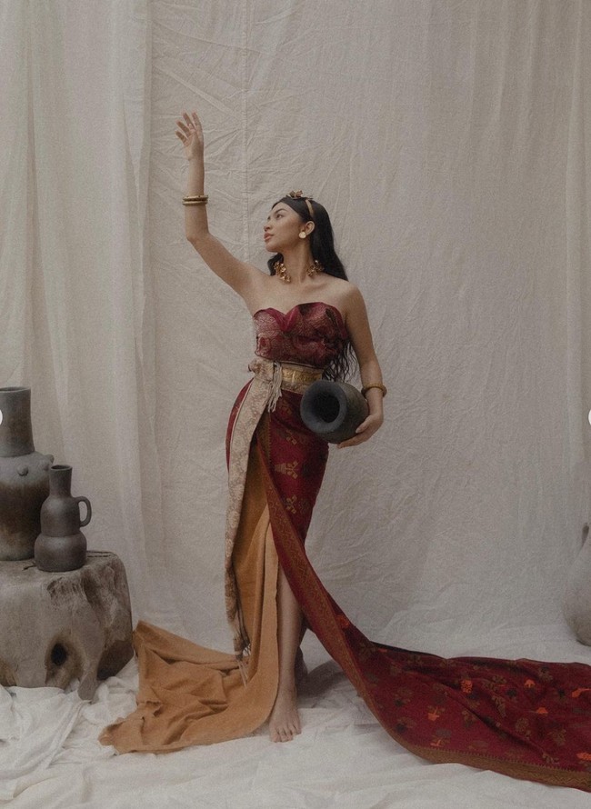 Pemotretan tersebut dijalani Ariel Tatum dengan bantuan seorang fotografer bernama Agung Ngurah Aditya. Berpose dengan backdrop berwarna putih sambil memegang guci penampilan Ariel Tatum memang terlihat begitu menawan. Foto: Instagram/@arieltatum