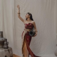 Pemotretan tersebut dijalani Ariel Tatum dengan bantuan seorang fotografer bernama Agung Ngurah Aditya. Berpose dengan backdrop berwarna putih sambil memegang guci penampilan Ariel Tatum memang terlihat begitu menawan. Foto: Instagram/@arieltatum