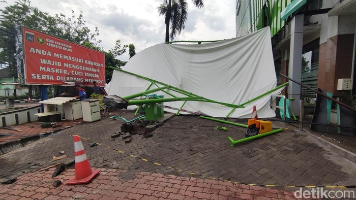 Atap kanopi RSUD Kanjuruhan yang roboh akibat hujan dengan angin kencang