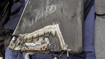 Seperti ini salah satunya, laptop ini hancur kemungkinan terlindas kereta bagasi bandara. Foto: Soul_Redeemer via Boredpanda