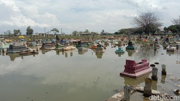 Banjir rob di permakaman warga Eretan Wetan Indramayu