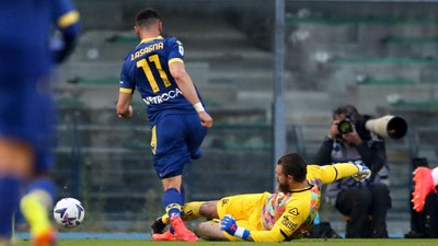 Detik-detik Kiper Polandia Alami Cedera Horor
