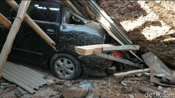 Batu Raksasa Timpa Rumah-Mobil Warga Pacitan