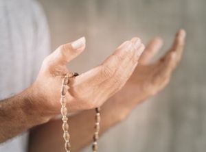 Doa Melepas Pakaian, Amalkan agar Dilindungi dari Pandangan Jin