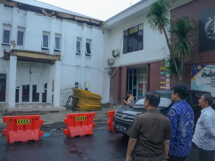 Bobby meninjau bangunan di Kantor Kejari Medan yang roboh