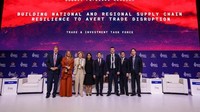 Sejumlah pemimpin bisnis global maupun nasional, di antaranya Chair of Trade & Investment Task Force B20 Arif Rachmat (ke-4 dari kanan) dan Presiden Direktur PT HM Sampoerna Tbk. Vassilis Gkatzelis (ke-3 dari kanan), berdiskusi pada sesi bertajuk ‘Membangun Ketahanan Rantai Pasok Nasional dan Regional untuk Mencegah Disrupsi Perdagangan’ sebagai bagian dari Konferensi Tingkat Tinggi B20 (B20 Summit) Indonesia di Bali, Minggu (13/11/2022).