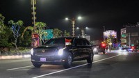 Mobil ini dibekali mesin diesel 5.000 cc dan menggunakan bahan bakar khusus yang tidak mudah terbakar jika terjadi baku tembak. The Beast juga dilengkapi fitur keselamatan lain seperti ban run-flat, perlengkapan penglihatan malam, tabung oksigen, kantung darah, telepon satelit, dan kode nuklir. Garry Lotulung/NurPhoto/Getty Images