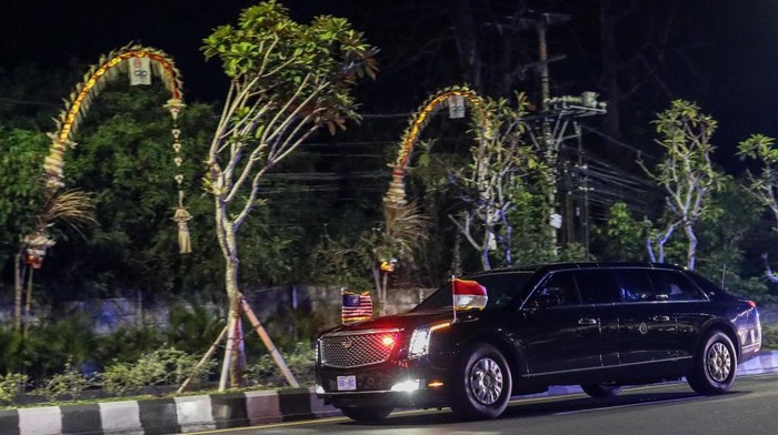 Bukan Mobil Listrik, Joe Biden Pakai The Beast ke KTT G20 Cars transporting U.S. President Joe Biden's convoy drives along a road after Biden arrived at Ngurah Rai International Airport ahead of the G20 Summit in Nusa Dua, Bali, Indonesia, Sunday, Nov. 13, 2022. Indonesia will host the 17th G20 Summit in Nusa Dua, Bali, Nov. 15-16. The heads of state from 19 countries and the European Union (EU) are scheduled to attend the summit. Other related events will occur from Nov. 10. Around 6,500 delegates are also expected to participate in the summit. The main meeting will take place at Apurva Kempinski, while other event venues include Garuda Wisnu Kencana (GWK) Cultural Park in South Kuta, Ngurah Rai Mangrove Forest in Denpasar, and Hotel Sofitel Bali Nusa Dua. (Photo by Garry Lotulung/NurPhoto via Getty Images)