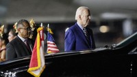 Presiden AS Joe Biden (kanan) turun dari Air Force One setibanya di Bandara Internasional Ngurah Rai di Denpasar di pulau resor Indonesia Bali, Minggu, (13/11/2022), saat ia melakukan perjalanan untuk menghadiri KTT G20. Joe Biden langsung disambut mobil kepresidenannya The Beast. Made Nagi/Pool/AFP/Getty Image