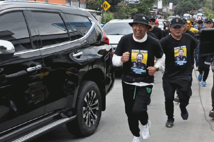 Bupati Cilacap Tatto Suwarto Pamuji memutuskan untuk pulang dari rumah dinas menuju kediaman pribadi dengan berjalan kaki sejauh 96 kilometer.