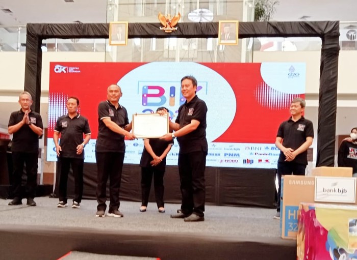 Bupati Indramayu Raih Penghargaan dari OJK Cirebon