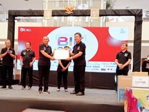 Sukseskan BIK 2022, Bupati Indramayu Raih Penghargaan dari OJK Cirebon
