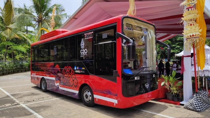 bus listrik merah putih